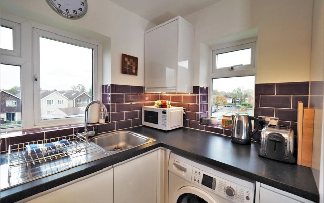 Quiet APT Sleeps 4-6 Central Windsor With Parking