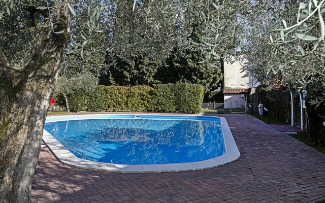 Borgo Degli Ulivi shared pool- 200m lake