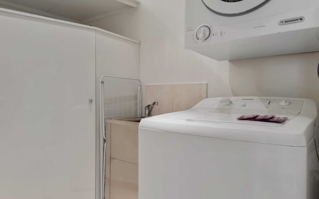 Spacious 3-bed Apartment by the MCG – Guest Rooms – Melbourne