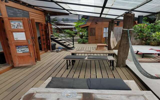 Chill Lom House - Adults Only