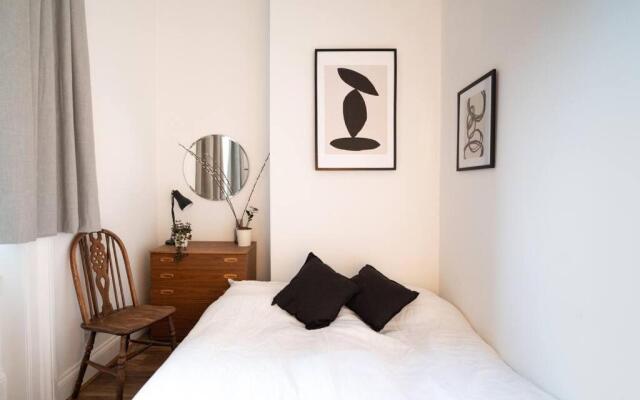 Spacious 2 bedroom sea view flat. Sleeps 6