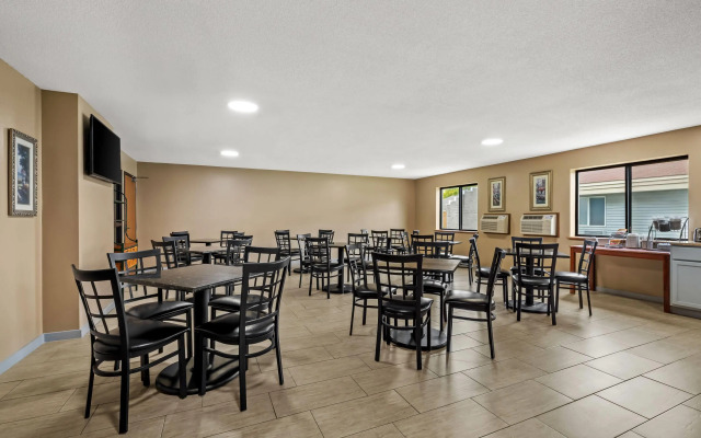 Super 8 by Wyndham La Crosse