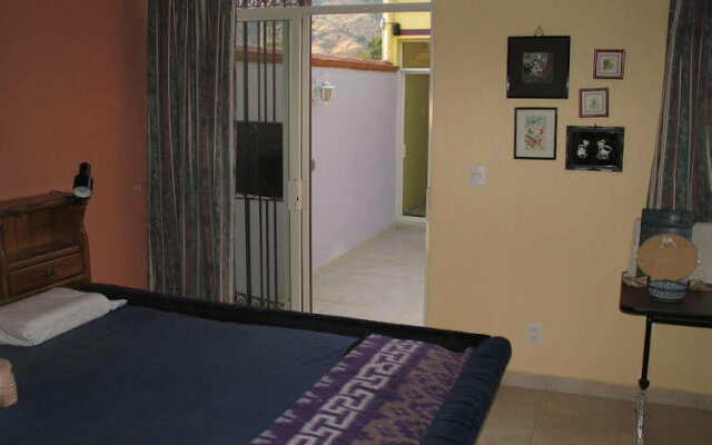 La Puerta Violeta Guest House & Spa