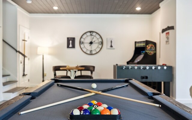 Sunset Chalet 2 Bedroom Cabin by RedAwning