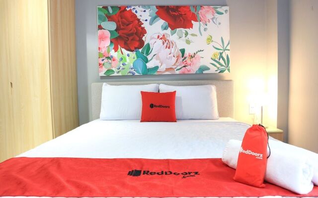 RedDoorz Plus  Le Van Sy Street 2