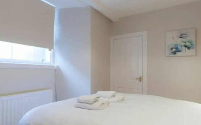 2 Bedroom Flat In West End