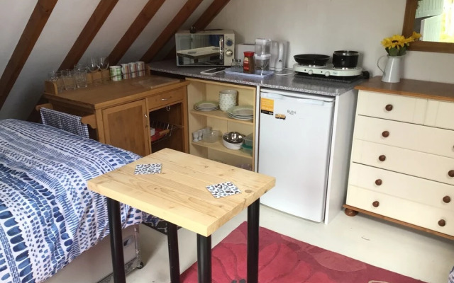 Cozy Camborne Studio Retreat With two Single Beds
