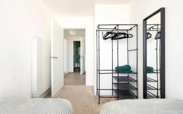 Beautiful 2 Bed Penthouse With Balcony Views Ldn
