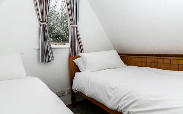 Chalet-sleeps6-parking-garden-pool