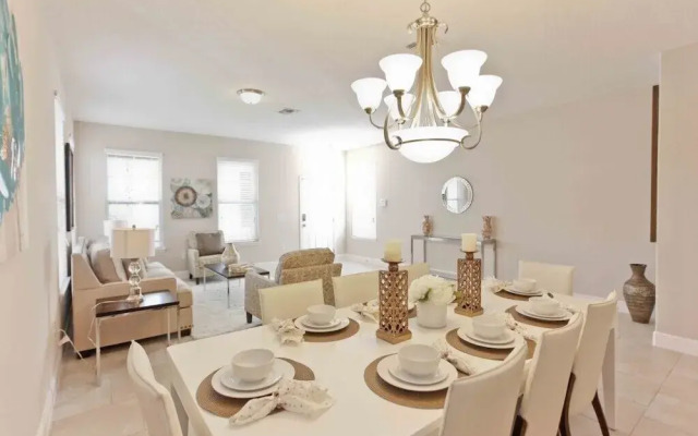 4176 Oaktree Drive 6 Bedroom Home by Redawning