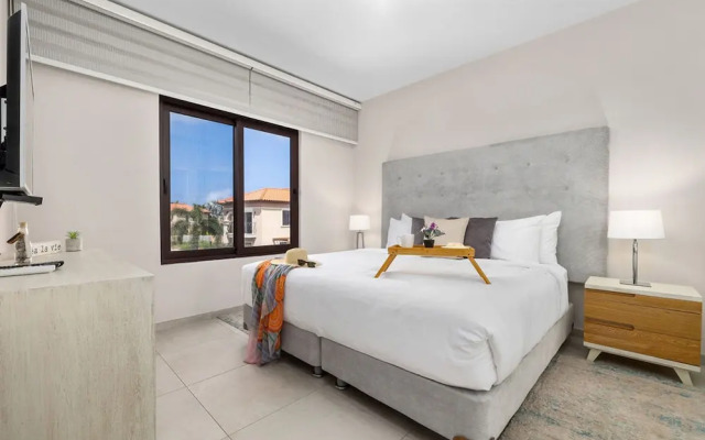 NEW Modern 1BR 1BA Gold Coast Pool GYM Tennis