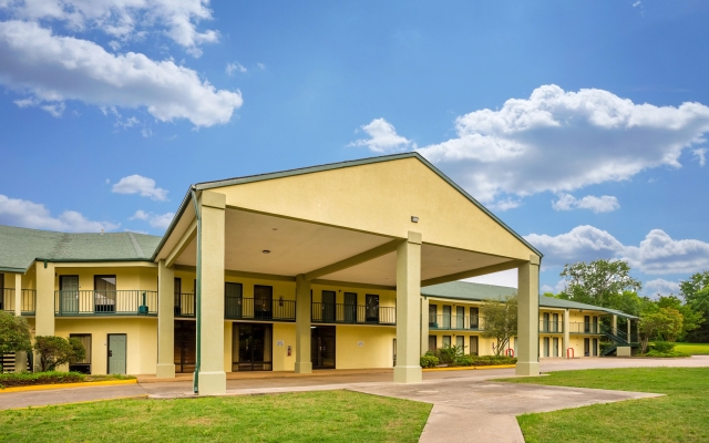 Comfort Suites near Hot Springs Park