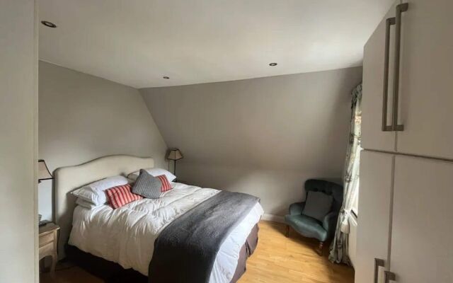 Modern Top Floor 2BD Flat - Kensington