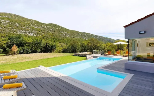 Villa in Zupa With Infinity Pool & Biokovo Views