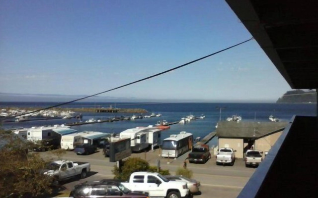 Curley's Resort & Dive Center