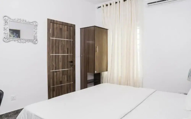 Momak 8 Hotel Adenuga House