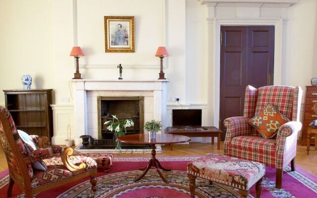 Classy Historic Edinburgh Apartment