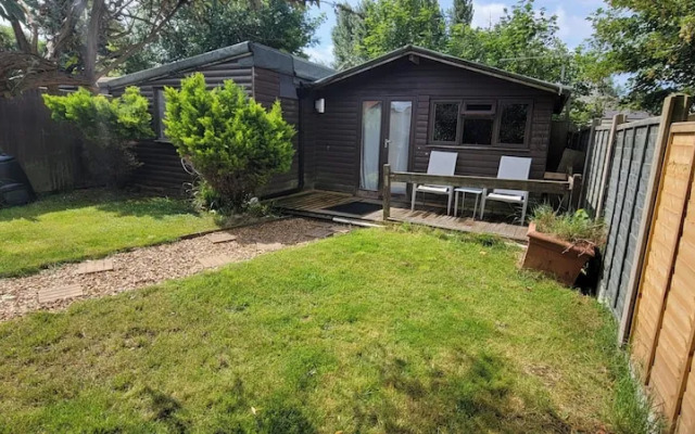 Pet Friendly - 5 Guests - 13 min to the Beach
