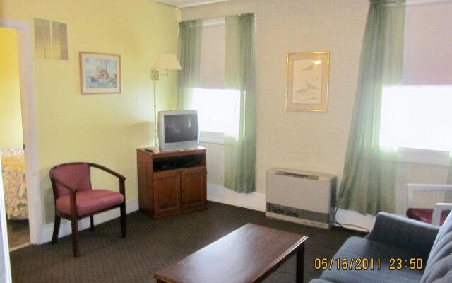 Colonial Motel Suites