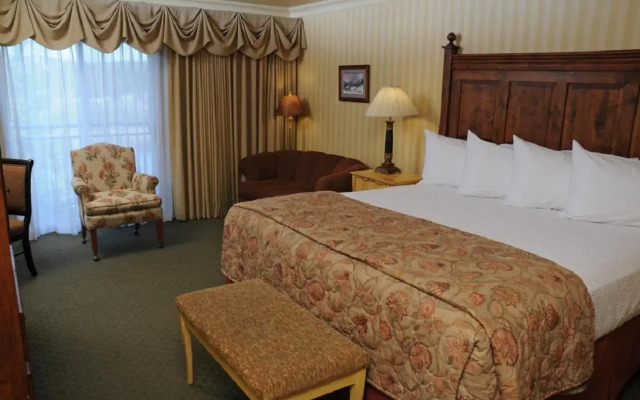 Pike's Waterfront Lodge