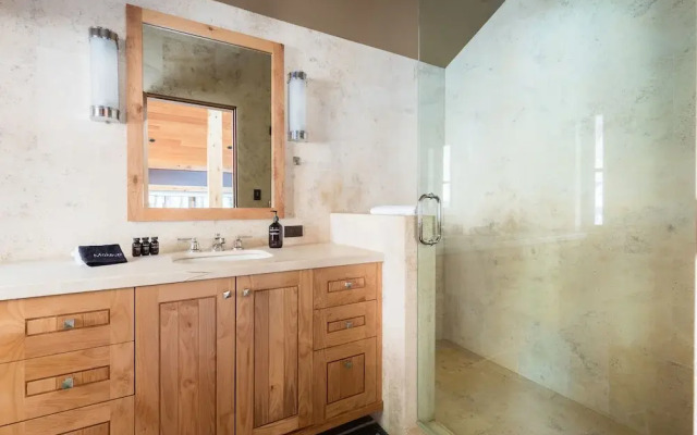 Hunter by AvantStay | Riverfront Cabin w/ Prvt Cottage | 10Mins from Squaw