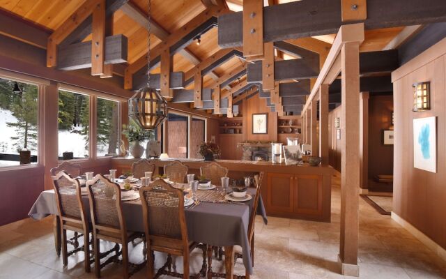 Joy on the River Stunning Waterfront Home for 10