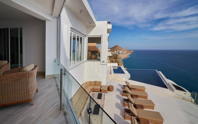 Luxurious Oceanfront Living, Minutes From Downtown: Villa Land's End