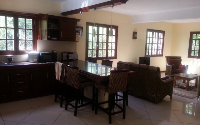 Beautiful 4-bed Villa Pool & Maid in La Preneuse