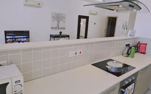 118 LCA - Stay White Petals Apartment