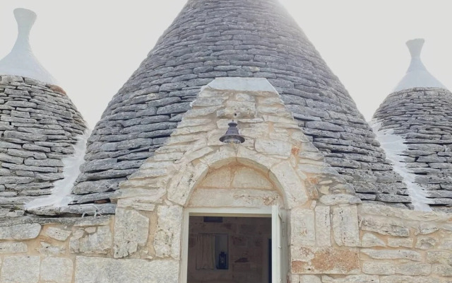 Antico trullo ristrutturato con piscina e giardino