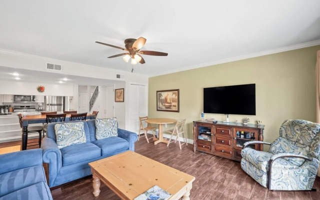 Two-story Condo With Private Deck, Wifi and Courtyard Pool Access