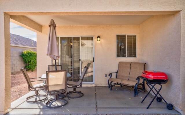 Cozy Hidden Gem - 3BR - 1Den w Backyard