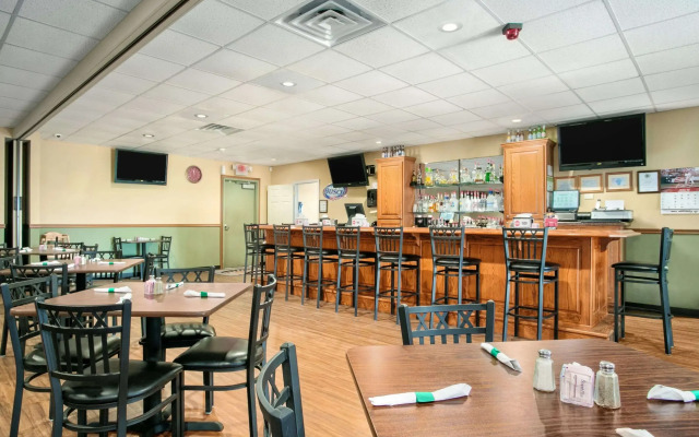 Super 8 by Wyndham Grayville