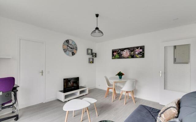 Budget apart with balcony near Paris