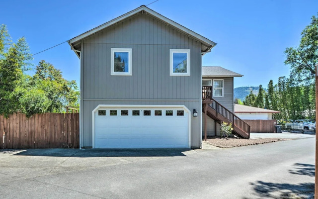 Close to Parks & Brews: Sunny Grants Pass Apt!