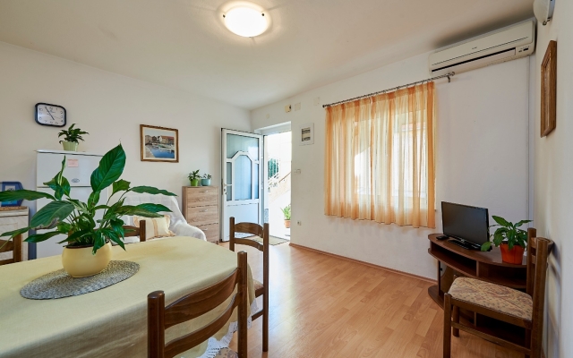 Apartment Ivanka - 200 m from sea: A1 Trogir, Riviera Trogir