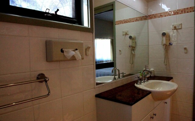 Best Western Travellers Motor Village