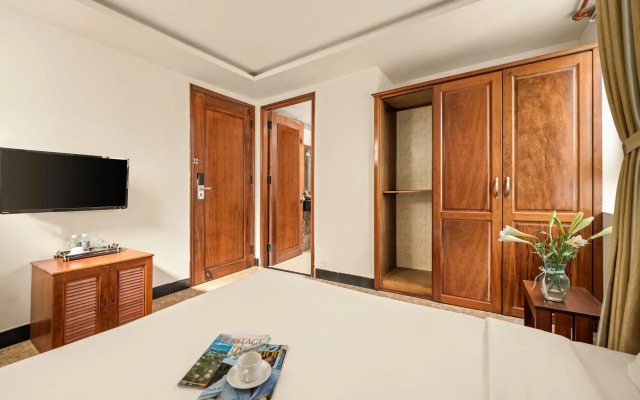 Titan Hotel