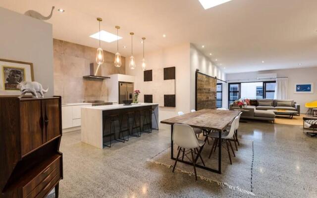 Designer 4 Bedroom Converted Loft Minutes to Skycity