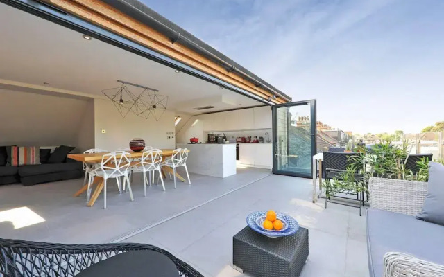 Newly Renovated 3 Bedroom Flat with Terrace