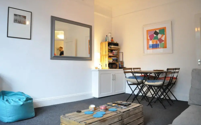 Bright 1 Bedroom Apartment in Great Location