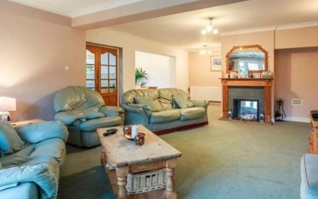 Plush Holiday Home in Slough Near Windsor Castle