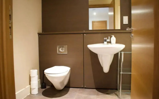 Super Central City Apartment - 1 Bedroom, Sleeps 4