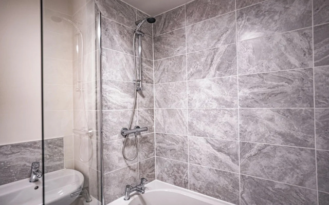 Stunning 2-bed House in Manchester With Canal View