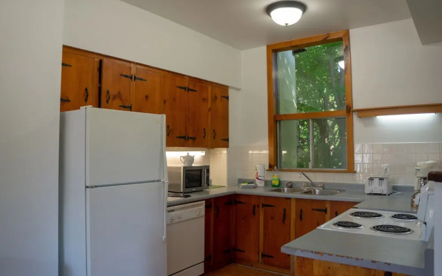 Tyrolean Village Resort-6 Bedroom Chalet
