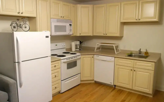 Amazing 1 Bedroom Apartment near Mall