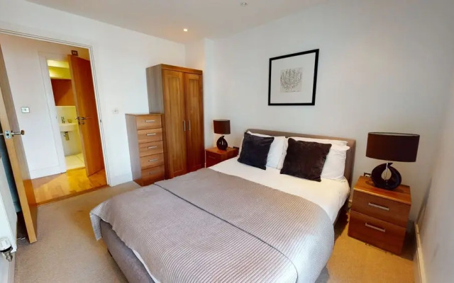 Inviting 2-bed/2-bath Apartment in London