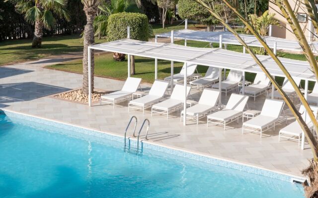 Almazino, Almaza Bay