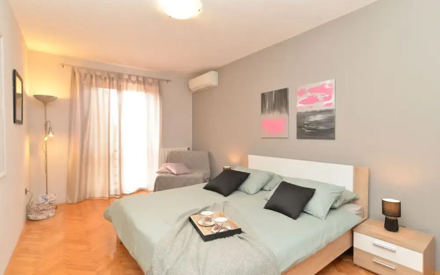 Apartment 843