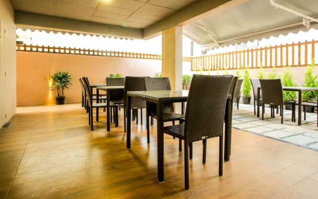 OYO 8045 Crest Hotel